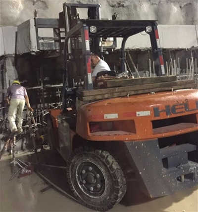 支撐梁切割叉運現場